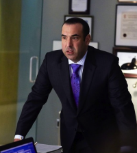 Rick Hoffman as Louis Litt in Suits. Image © USA