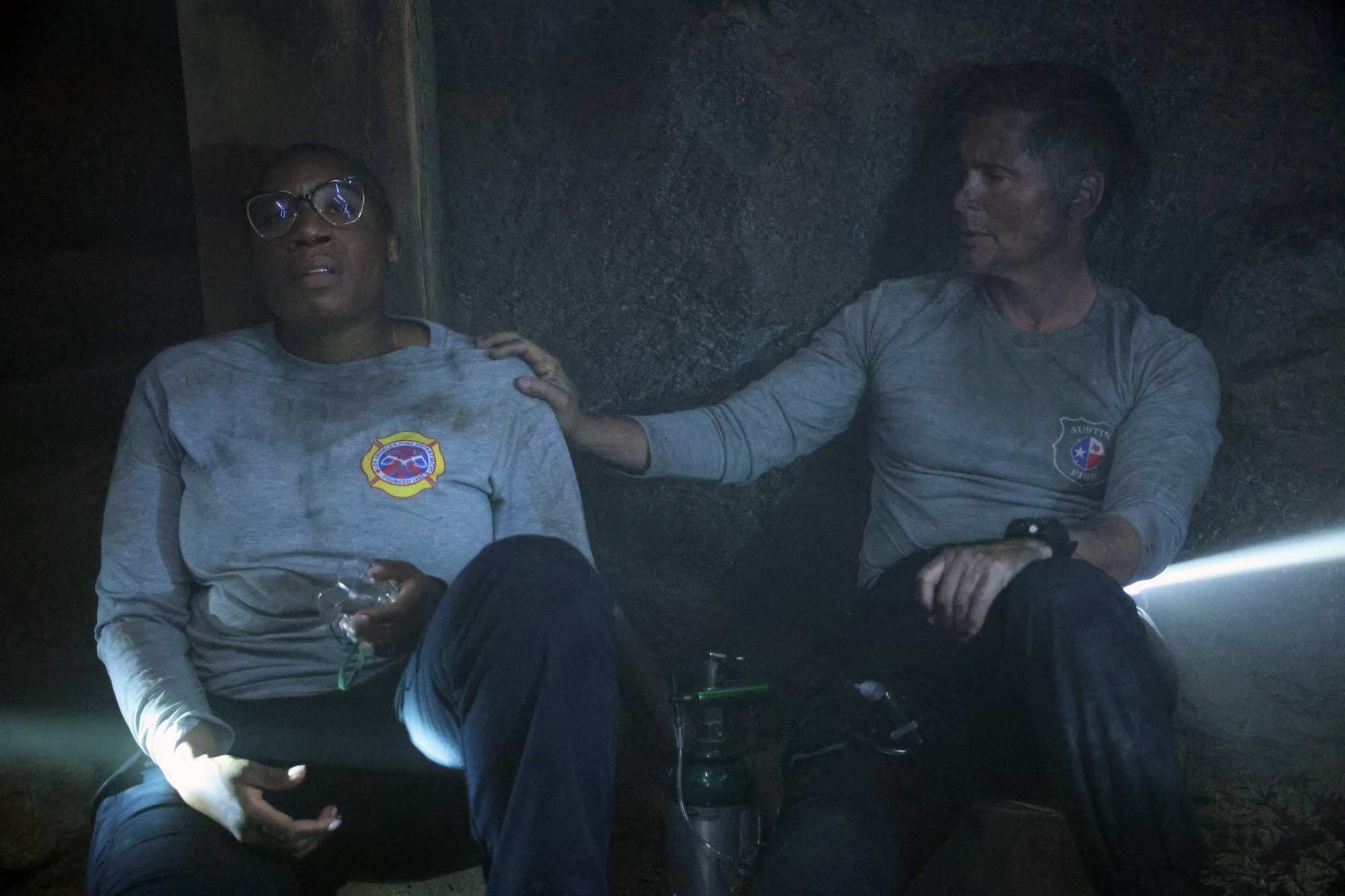 9-1-1: LONE STAR: L-R: Special guest star Aisha Hinds and Rob Lowe in the “Hold The Line” episode of 9-1-1: LONE STAR airing Monday, Feb. 1 (9:01-10:00 PM ET/PT) on FOX. © 2021 Fox Media LLC. CR: Jordin Althaus/FOX.