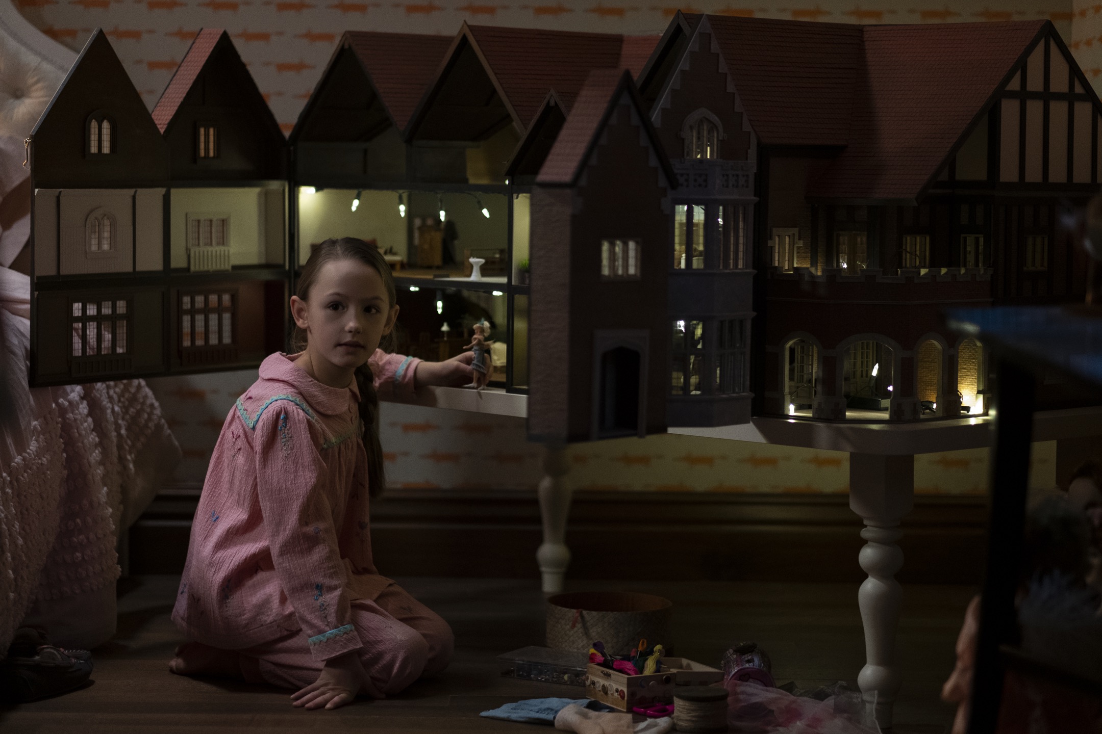 THE HAUNTING OF BLY MANOR (L to R) AMELIE SMITH as FLORA in episode 101 of THE HAUNTING OF BLY MANOR Cr. EIKE SCHROTER/NETFLIX © 2020