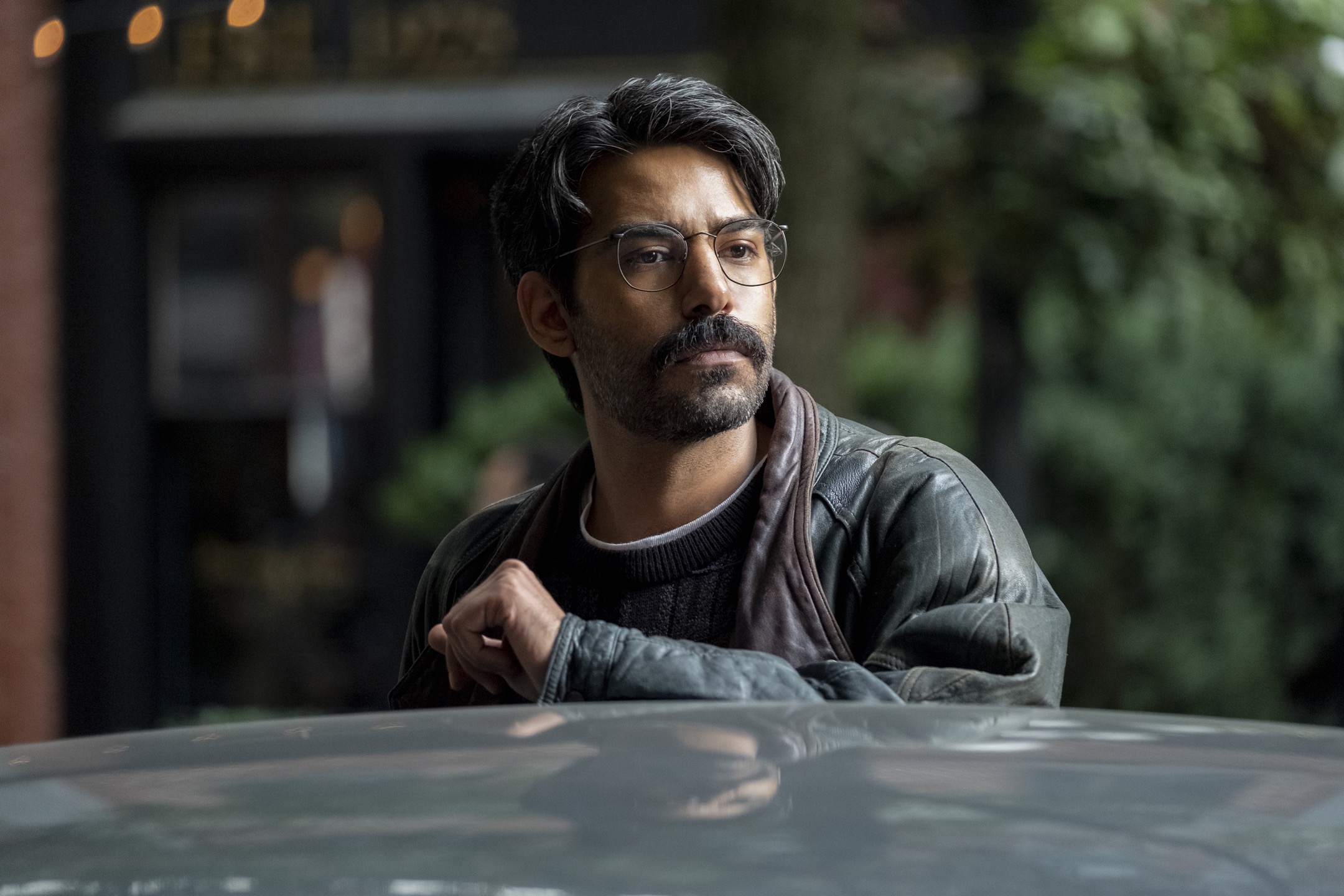 THE HAUNTING OF BLY MANOR (L to R) RAHUL KOHLI as OWEN in episode 101 of THE HAUNTING OF BLY MANOR Cr. EIKE SCHROTER/NETFLIX © 2020