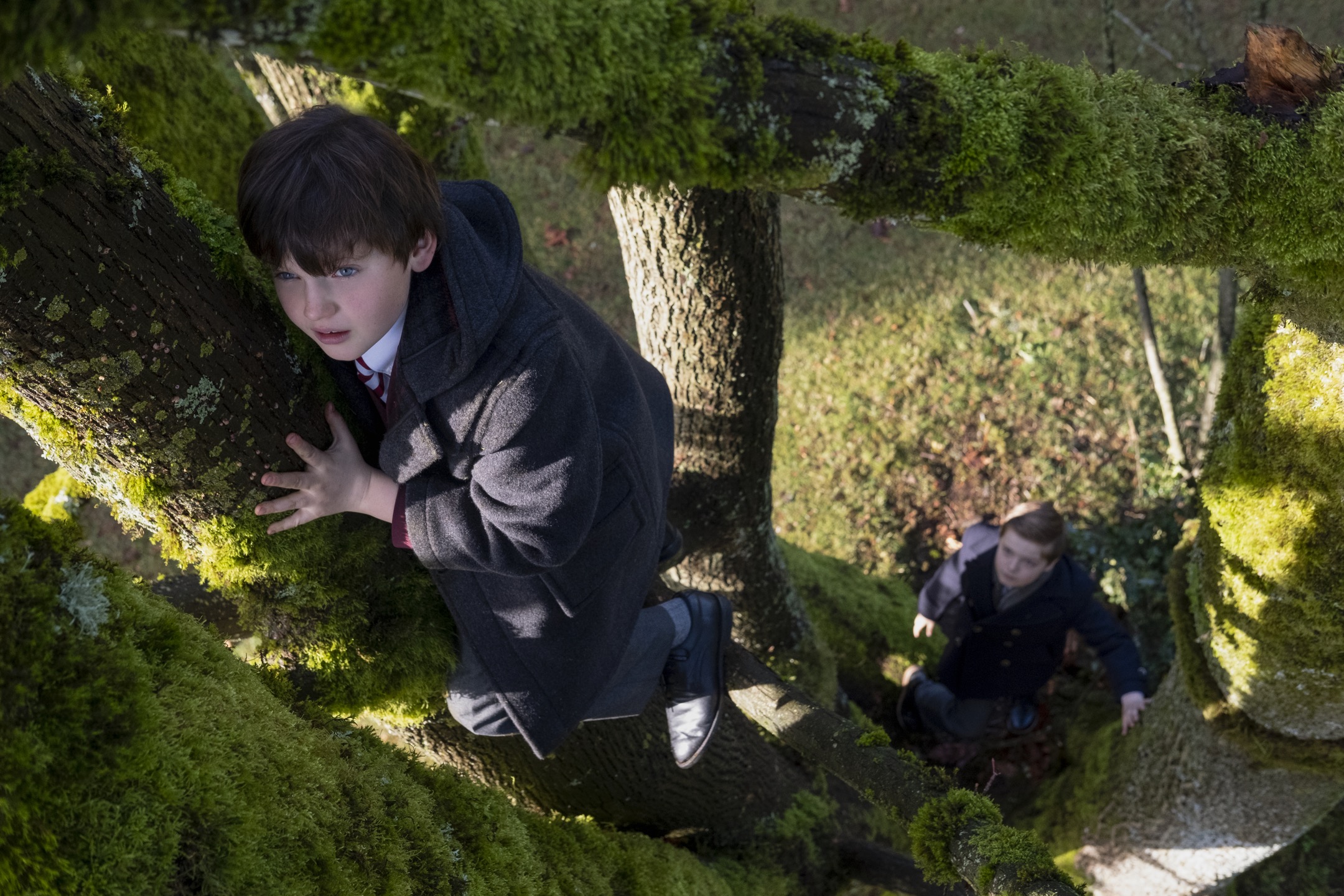 THE HAUNTING OF BLY MANOR (L to R) BENJAMIN EVAN AINSWORTH as MILES and RHYS STACK as HOOPER in episode 102 of THE HAUNTING OF BLY MANOR Cr. EIKE SCHROTER/NETFLIX © 2020