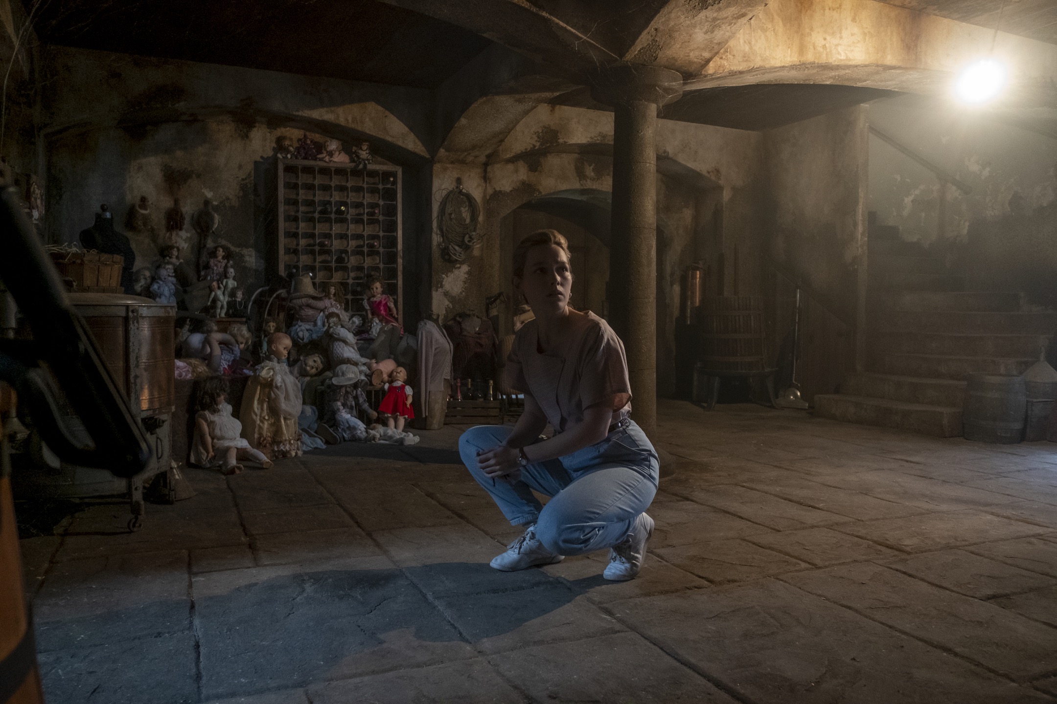 THE HAUNTING OF BLY MANOR (L to R) VICTORIA PEDRETTI as DANI in episode 102 of THE HAUNTING OF BLY MANOR Cr. EIKE SCHROTER/NETFLIX © 2020