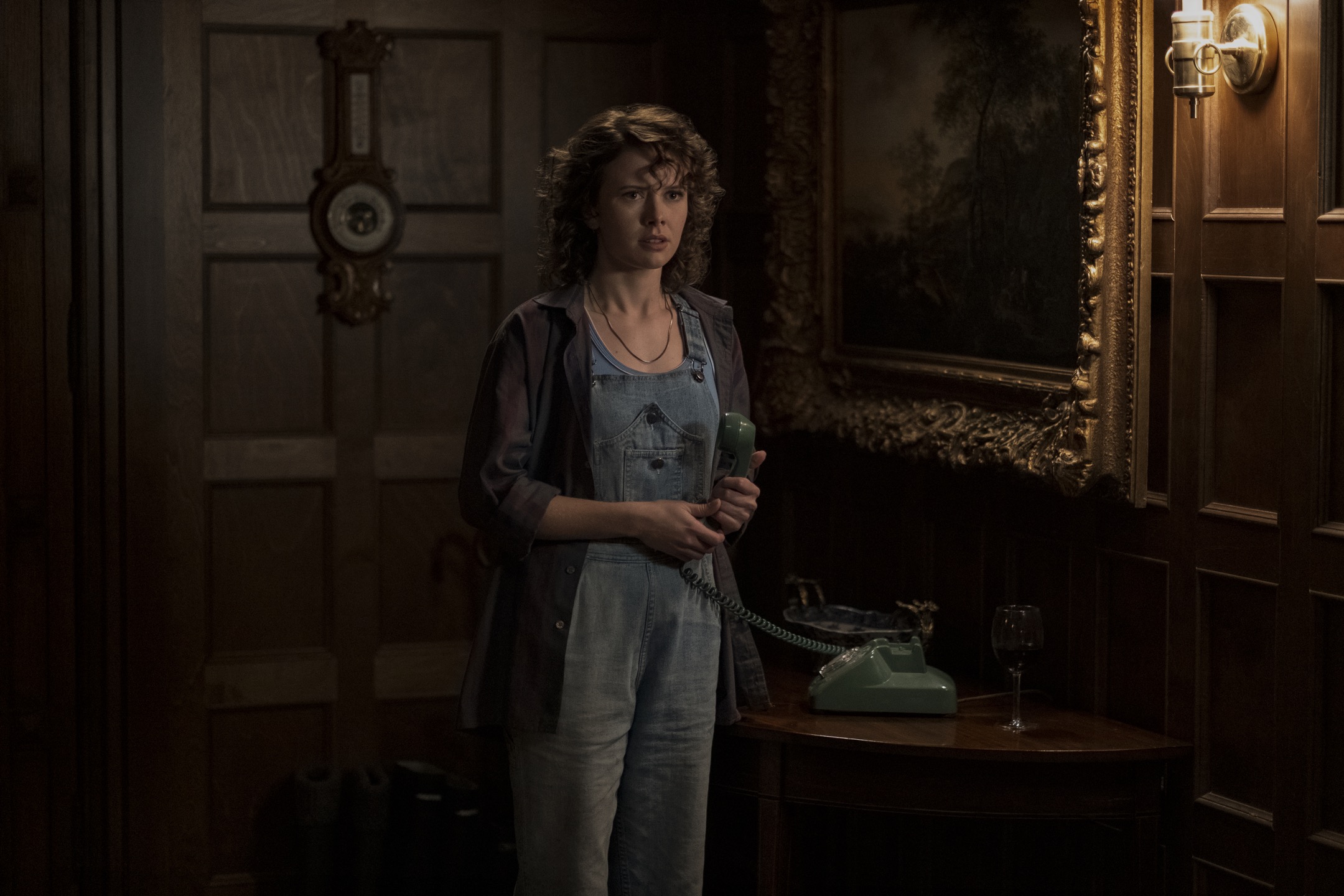 THE HAUNTING OF BLY MANOR (L to R) AMELIA EVE as JAMIE in episode, 203 of THE HAUNTING OF BLY MANOR. Cr. EIKE SCHROTER/NETFLIX © 2020