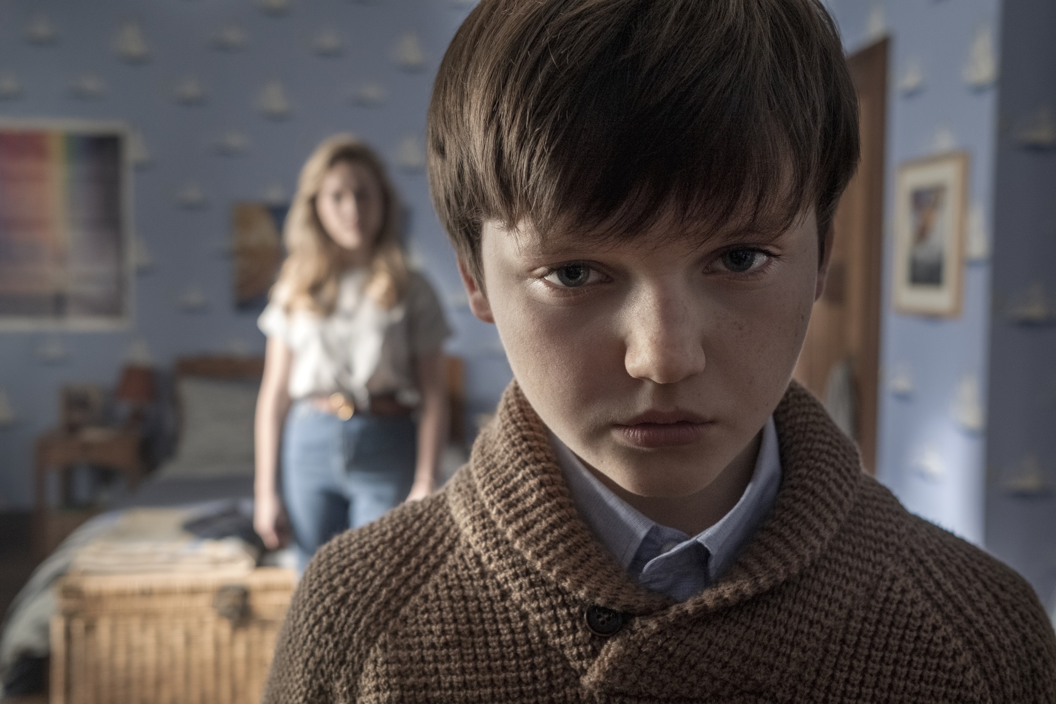 THE HAUNTING OF BLY MANOR (L to R) VICTORIA PEDRETTI as DANI and BENJAMIN EVAN AINSWORTH as MILES in episode, 203 of THE HAUNTING OF BLY MANOR. Cr. EIKE SCHROTER/NETFLIX © 2020