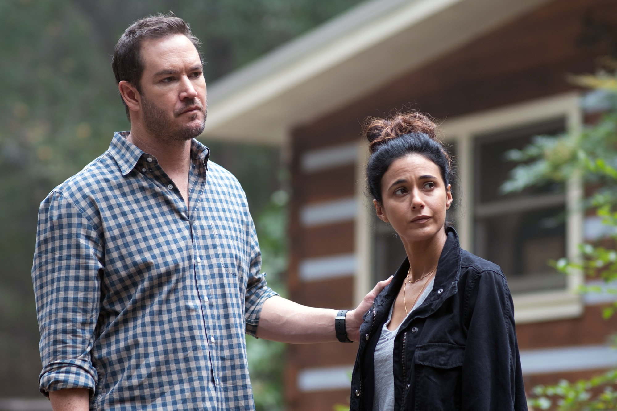 THE PASSAGE: L-R: Mark-Paul Gosselaar and Emmanuelle Chriqui in the “I Want To Know What You Taste Like” episode of THE PASSAGE airing Monday, Feb. 18 (9:00-10:00 PM ET/PT) on FOX. © 2019 FOX Broadcasting. Cr. Erika Doss / FOX.