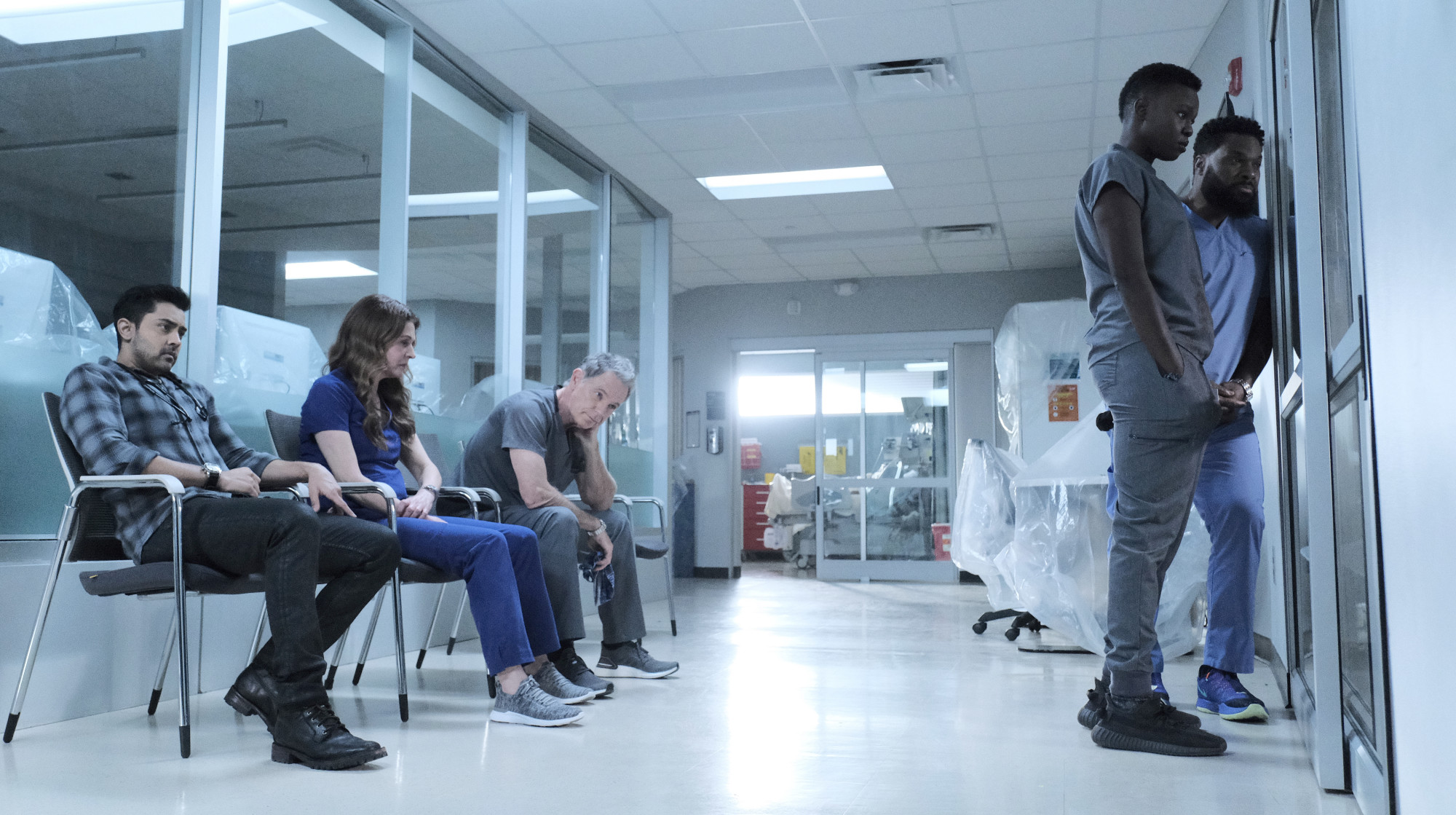 THE RESIDENT: L-R: Manish Dayal, Jane Leeves, Bruce Greenwood, Shaunette Renée Wilson and Malcolm-Jamal Warner in the "Home Before Dark" episode of THE RESIDENT airing Tuesday, Feb. 9 (8:00-9:01 PM ET/PT) on FOX. ©2021 Fox Media LLC Cr: Guy D'Alema/FOX